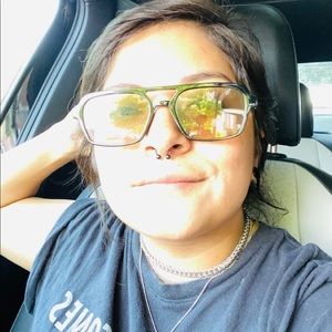 Meet your Posher, Abril